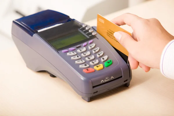 Bezahlung mit Kreditkarte — Stockfoto