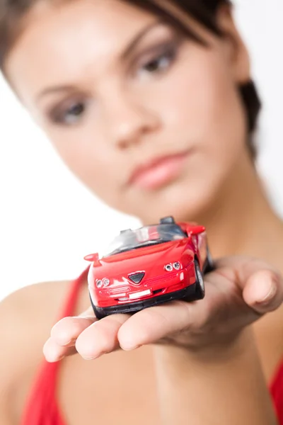 Женщина держит игрушечный автомобиль — стоковое фото