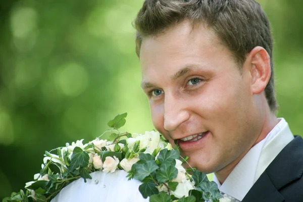 Groom with bouquet — Stock Photo, Image