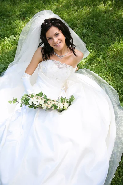 Menyasszony a fűben — Stock Fotó