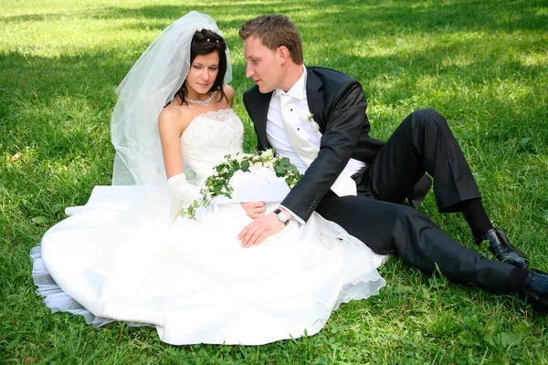 Couple on the grass — Stock Photo, Image