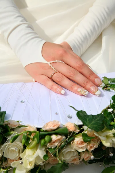 Las manos de la novia — Foto de Stock