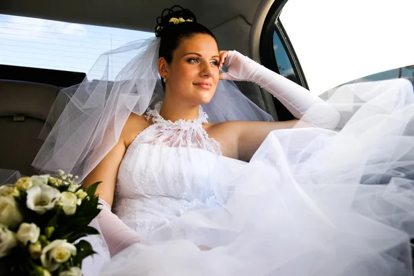 Nevěsta v autě — Stock fotografie