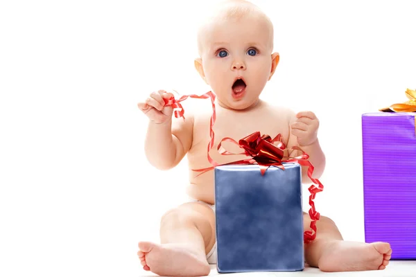 Bébé avec cadeau — Photo