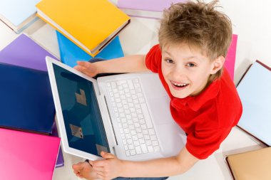 dizüstü bilgisayar ile çocuk