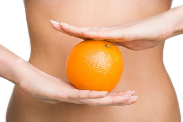 Segurando uma laranja madura — Fotografia de Stock