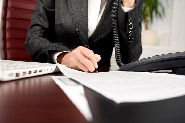 Signing contract — Stock Photo, Image