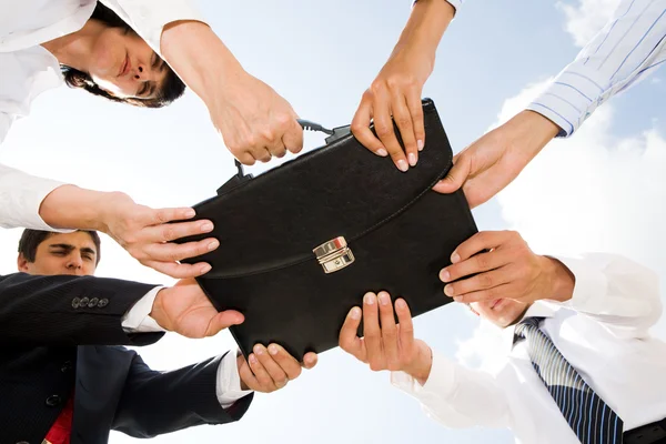 Holding briefcase — Stock Photo, Image
