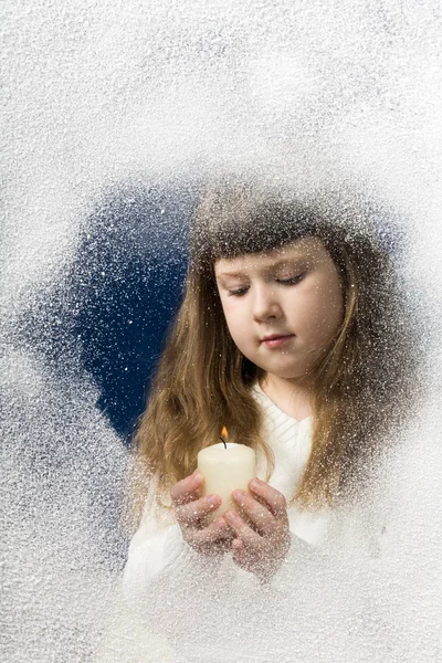 Menina com vela — Fotografia de Stock