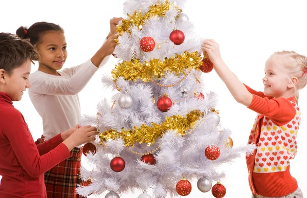 Weihnachtsbaum schmücken — Stockfoto