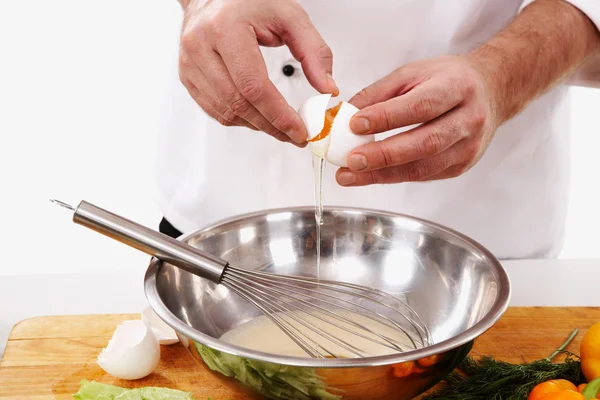 Przygotowuje omlet — Zdjęcie stockowe