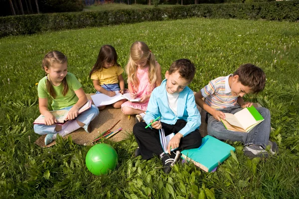 Crianças ao ar livre — Fotografia de Stock