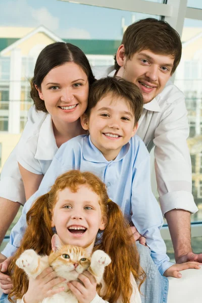 Glada familjemedlemmar — Stockfoto