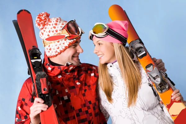 Счастливые лыжники — стоковое фото