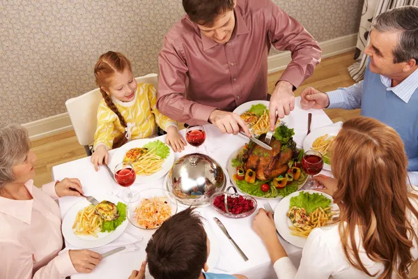 Essen in der Familie — Stockfoto