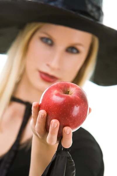Žena dává jablko — Stock fotografie