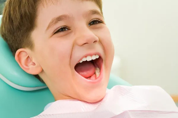 Youngster mit weit aufgerissenem Mund bei der Untersuchung beim Zahnarzt — Stockfoto