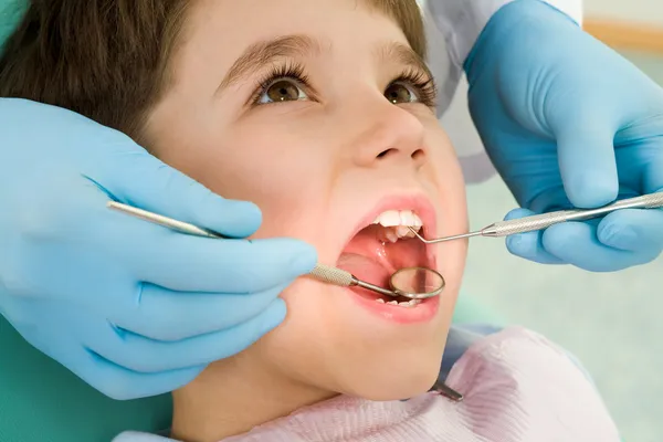 Niños dentista fotos de stock, imágenes de Niños dentista sin royalties | Depositphotos