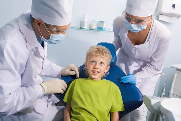 Дитина і стоматологів — стокове фото