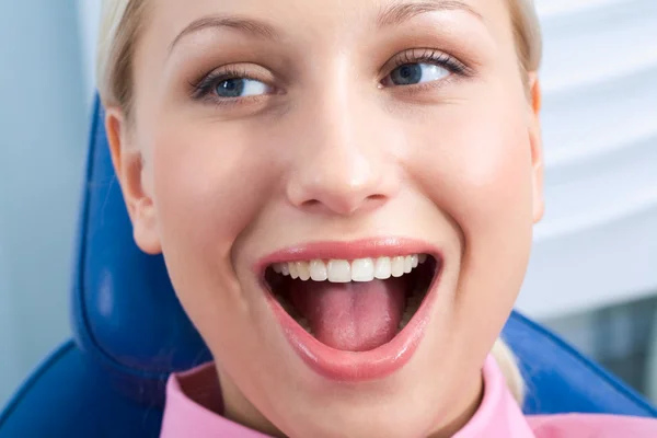 Mujer feliz con la boca abierta — Foto de Stock