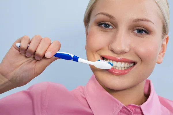 Limpeza dos dentes — Fotografia de Stock