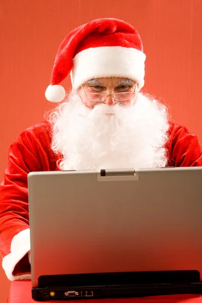 Santa i laptopa — Zdjęcie stockowe