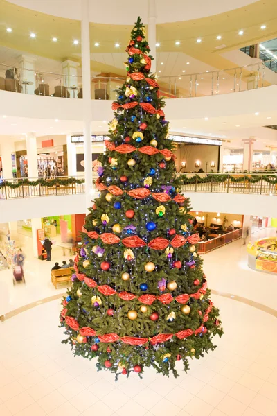 Geschmückter Baum im Handelszentrum — Stockfoto