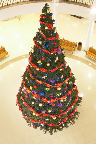 Χριστούγεννα firtree στο εμπορικό κέντρο — Φωτογραφία Αρχείου