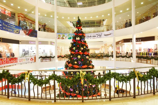 Торговый центр готов к Рождеству — стоковое фото