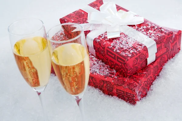 プレゼントとシャンパン — ストック写真