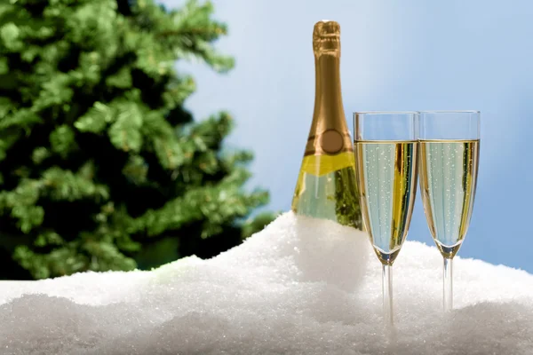 在雪中的香槟笛 — 图库照片
