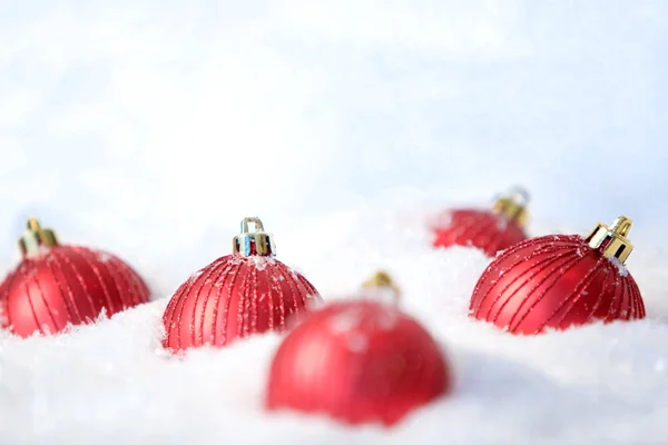 Іграшкові кульки в снігу — стокове фото