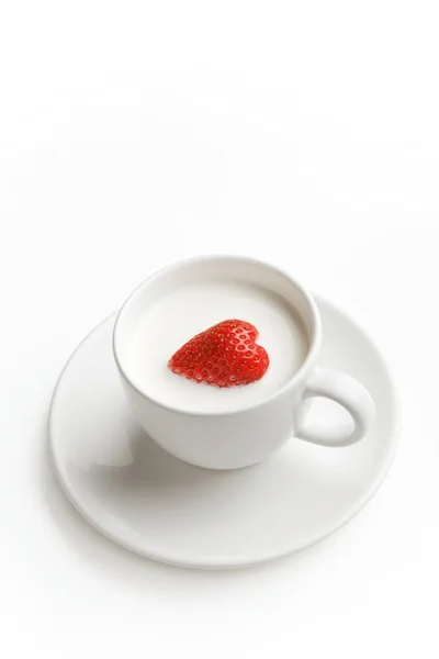 在杯中的莓果心 — 图库照片
