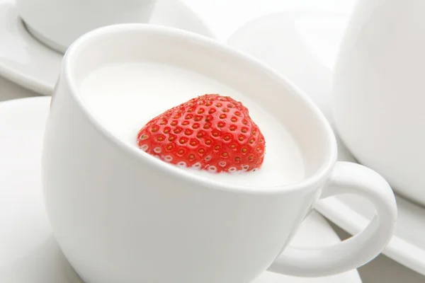 莓果牛奶中 — 图库照片