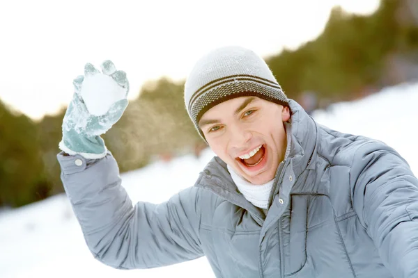 Man met sneeuwbal — Stockfoto