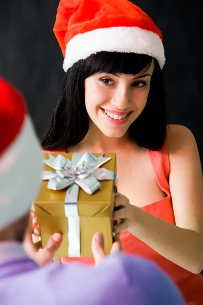Giving present — Stock Photo, Image