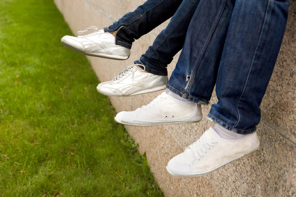 Pés em sapatos esportivos — Fotografia de Stock