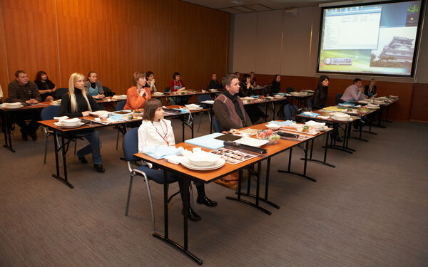 Слушая выступающего
