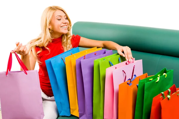 Дивлячись через shoppingbags — стокове фото