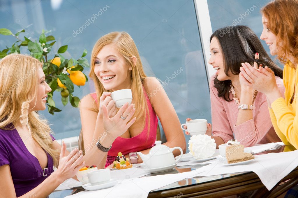 Три подружки прекрасно отдохнули на обеденном перерыве