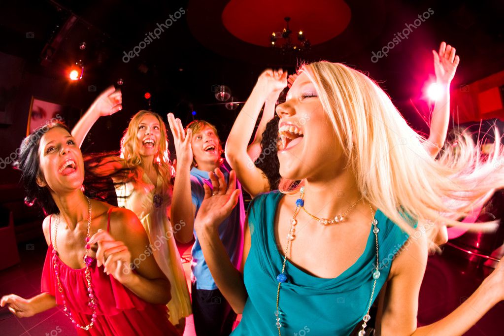 Зажигательные девчата танцуют на вечеринке
