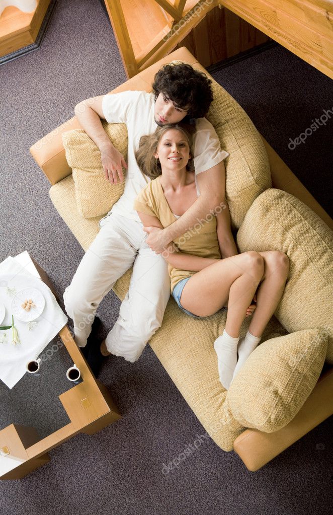 Девушки развлекаются на диване без мужчин