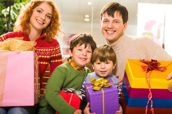 Famiglia con regali — Foto Stock