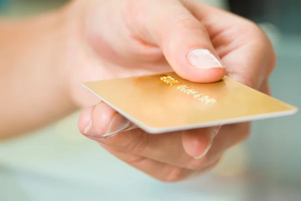 Проведення кредитної картки — стокове фото