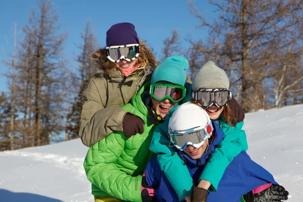 Glada snowboardåkare — Stockfoto