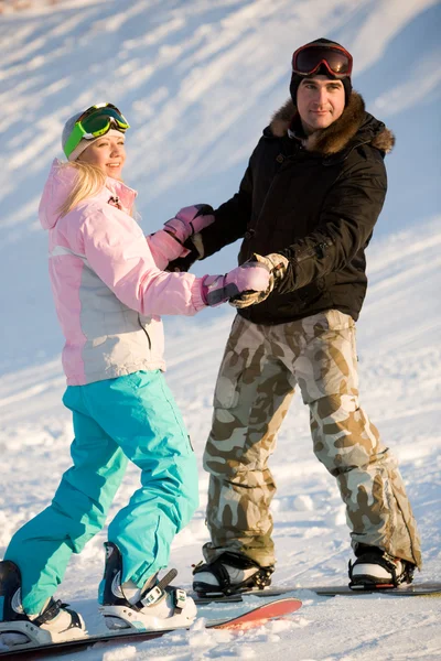 Пара сноубордистов — стоковое фото