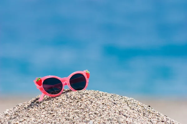 Sonnenbrille auf Kieseln — Stockfoto