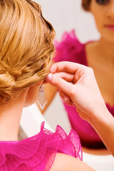 Trying on earrings — Stock Photo, Image