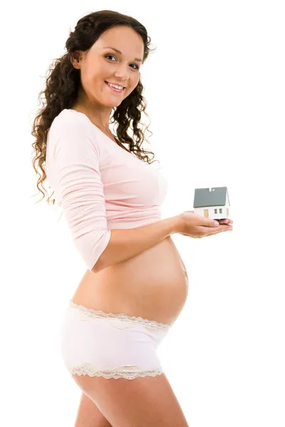 Vrouw met speelgoed huis — Stockfoto