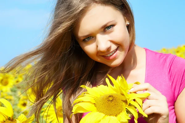 Weibchen mit Sonnenblume — Stockfoto
